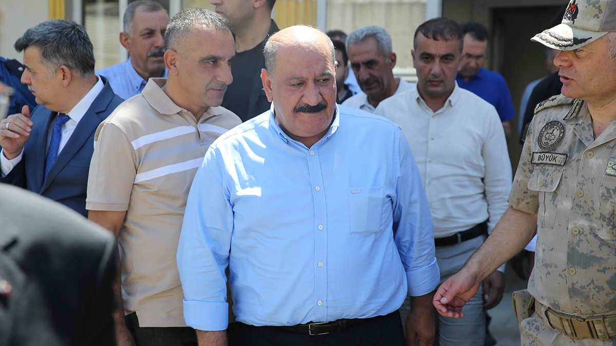 Belediye başkanının evine doğru ateş açtılar