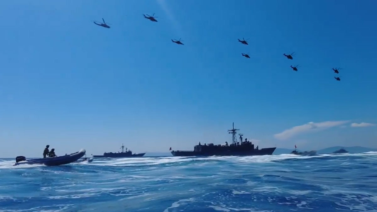 Kıbrıs'ta 50. yılda 50 gemi ile geçit töreni