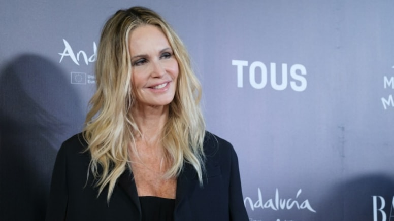 60 yaşındaki manken Elle Macpherson gençlere taş çıkartıyor