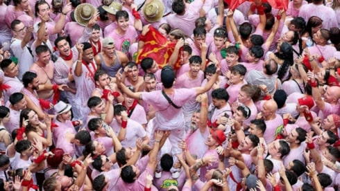 Boğalarla koşuyorlar: İspanya'nın ünlü festivali başladı