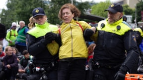 Hollanda'da yolu kapatan yüzlerce eylemci gözaltına alındı