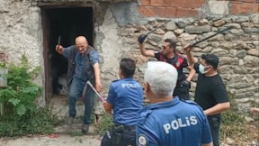 Çöp evini temizlemeye gelenlere direndi, polisi bıçakladı!