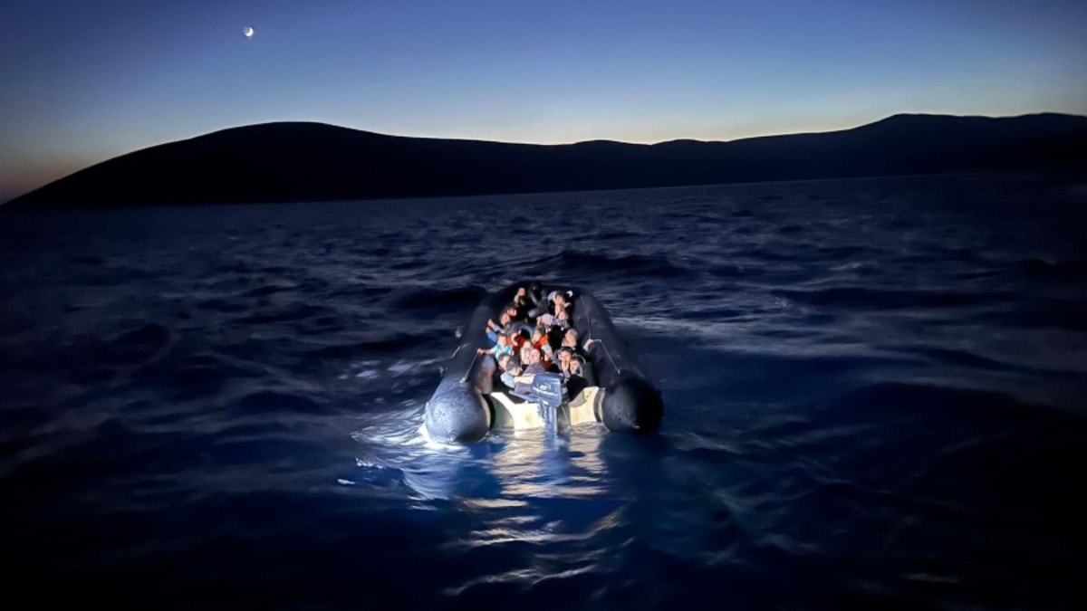 İzmir açıklarında 53 göçmen yakalandı