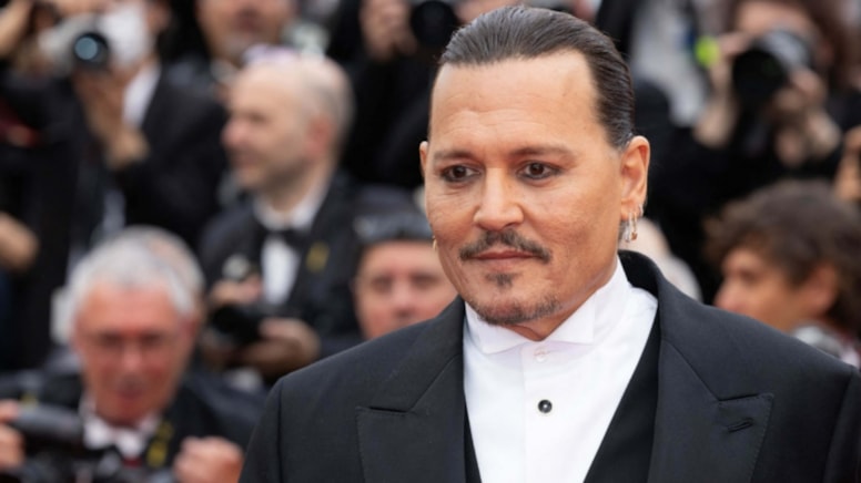 Johnny Depp kendi hayatından esinlenen sanat eserlerini tanıttı