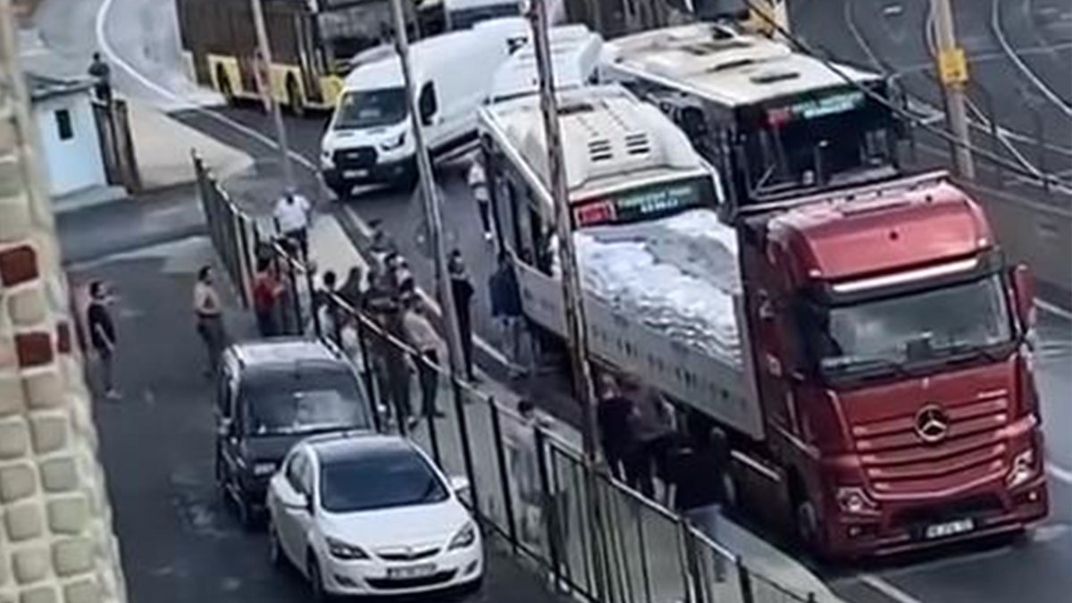 Sultangazi'de otobüs TIR'a çarptı: Yaralılar var