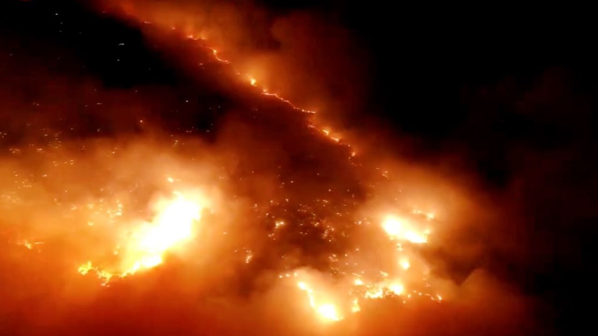 Elazığ'da örtü yangını geceyi aydınlattı