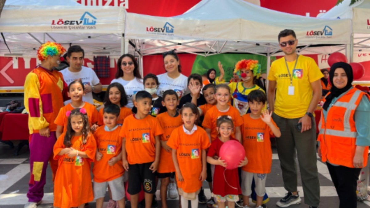 LÖSEV İyilikler TIR'ı deprem bölgesinde