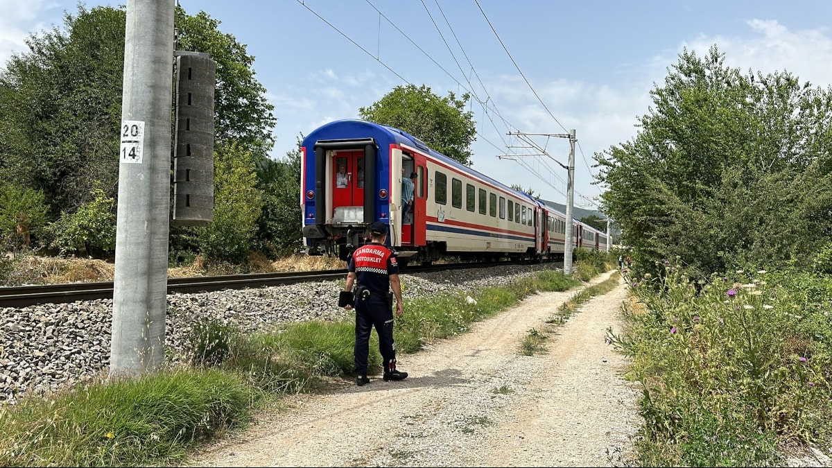 Trenin çarptığı çapa motorundaki kadın hayatını kaybetti