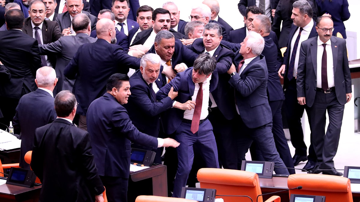 Meclis'te kavga: Vekiller birbirine girdi