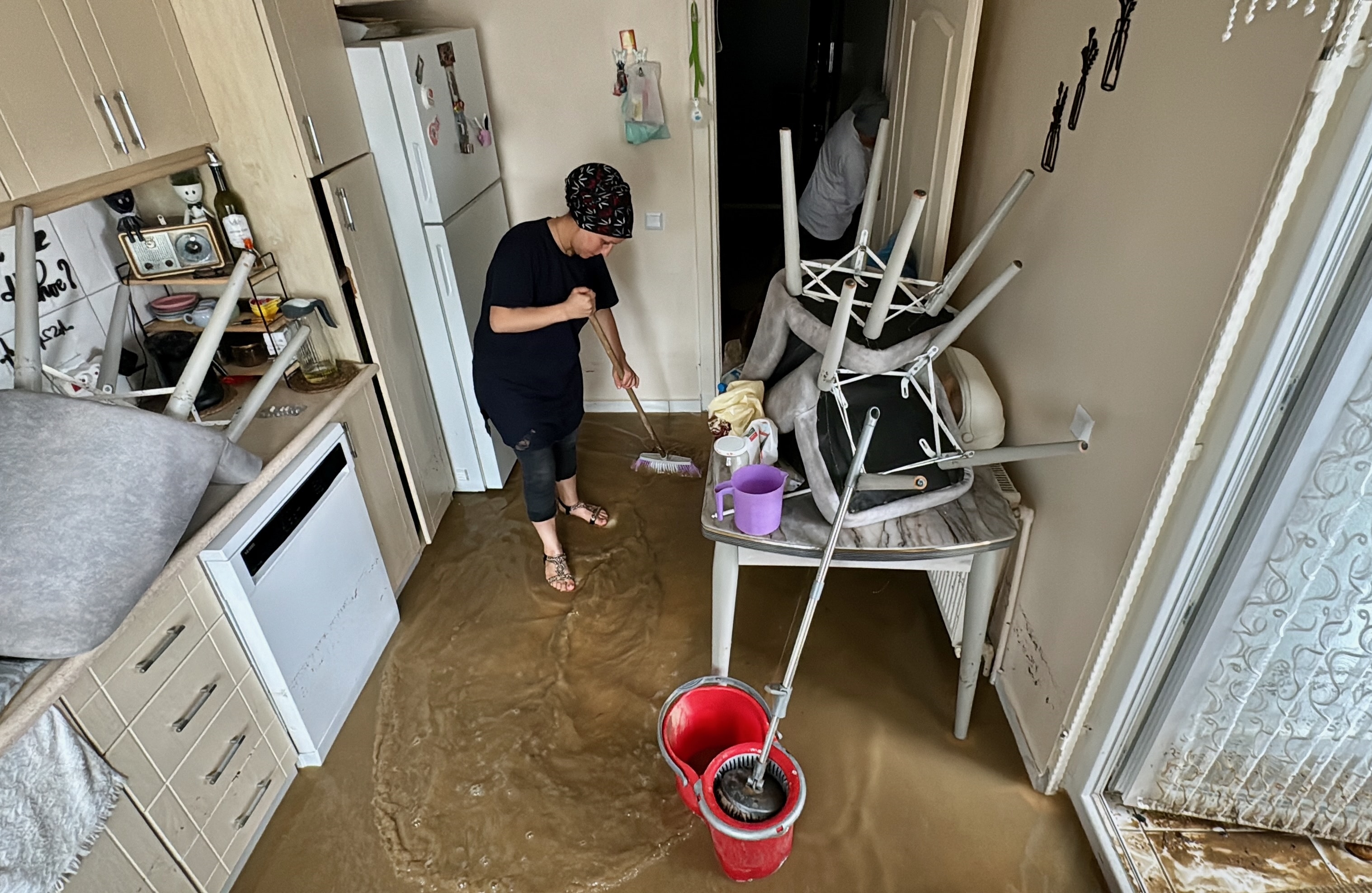 Kocaeli'de sağanak: Evleri su bastı, araçlar zarar gördü