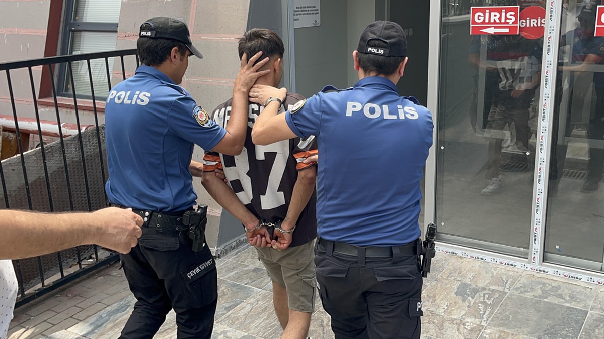 Afganistan uyruklu şahıs, parkta tartıştığı 2 kişiyi bıçakladı