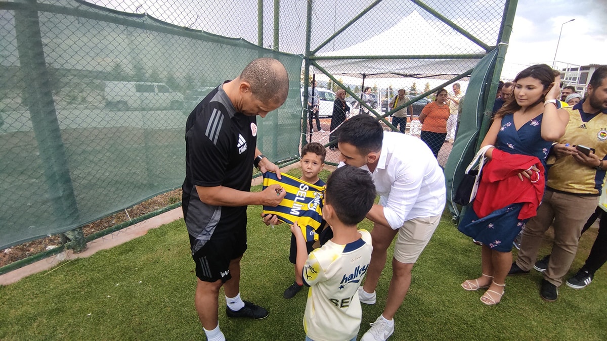 Alex de Souza ile fotoğraf çekilen Fenerbahçe taraftarlarına Antalyaspor'dan tepki