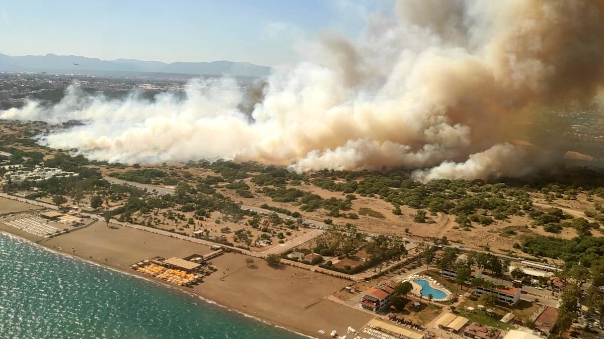 Turizm beldesindeki yangında 30 hektarlık alan küle döndü