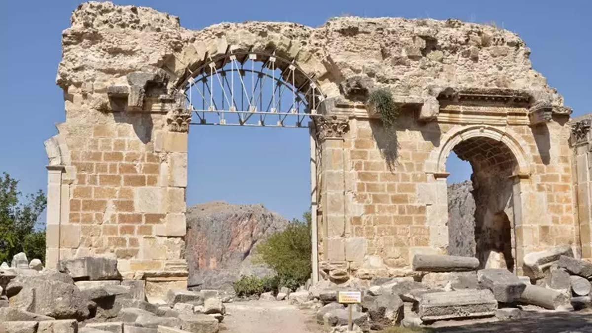 Anavarza Antik Kenti'nde yeni kazı sezonu başladı