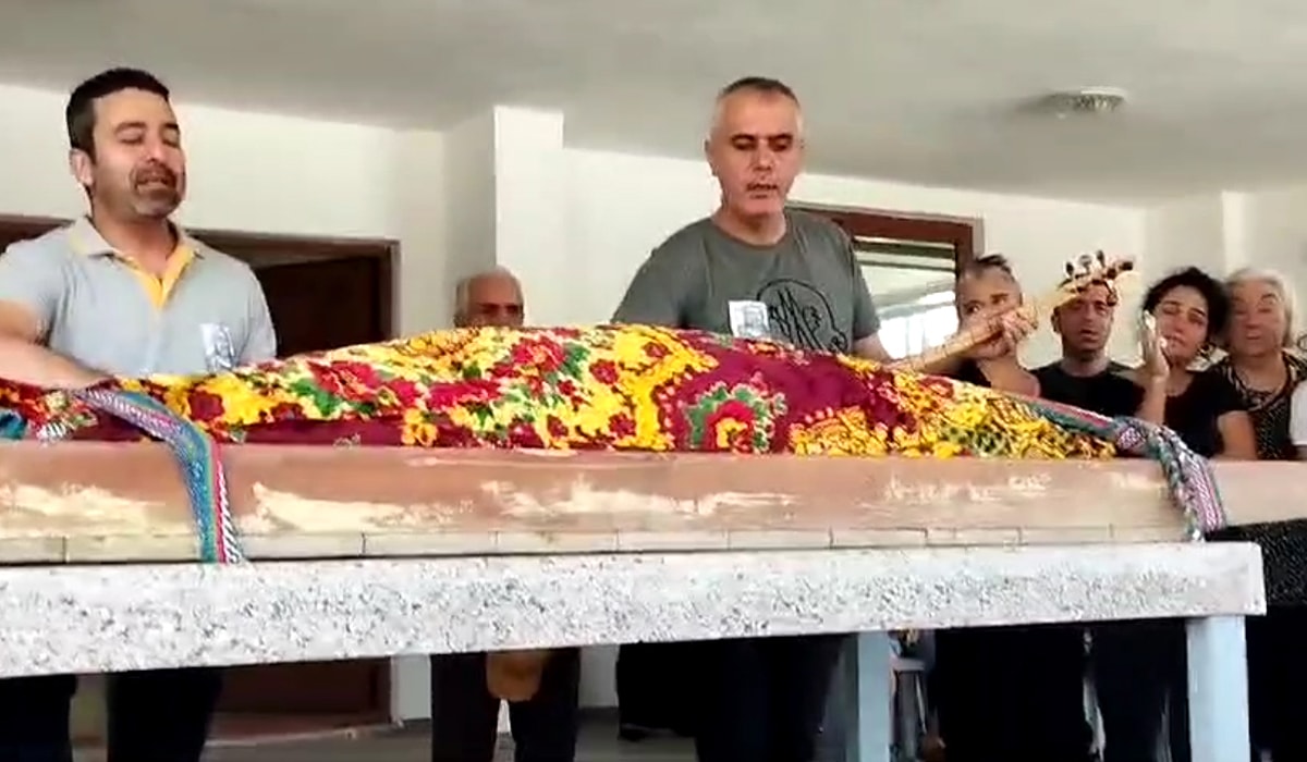 Annesini son yolculuğuna sevdiği türkülerle uğurladı