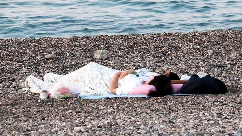 Sıcaktan bunalanlar Konyaaltı Sahili'nde sabahladı