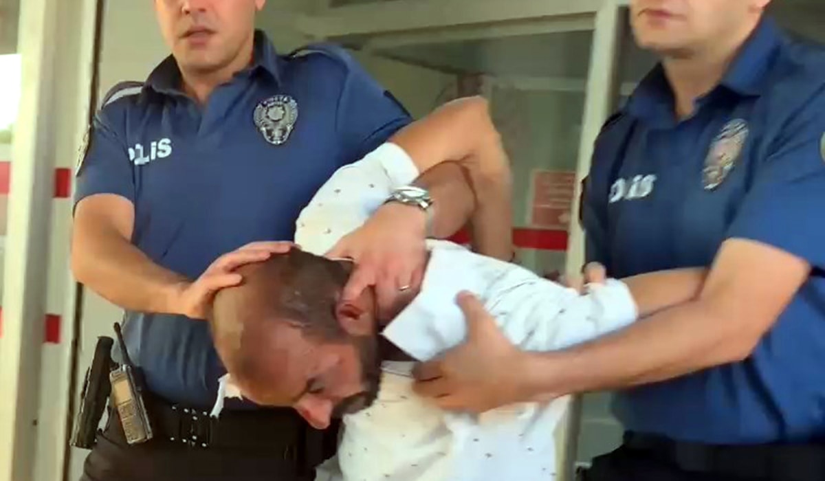 Erkekler tuvaletinde mide bulandıran olay! Linçten polis kurtardı