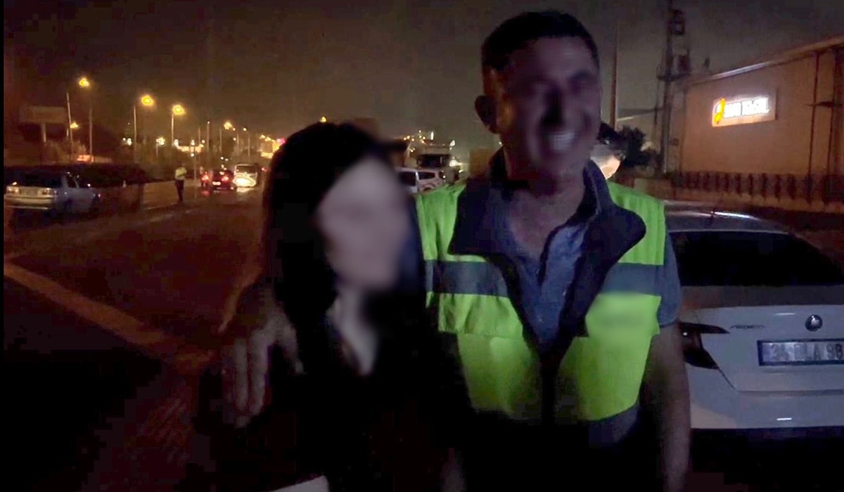 Alkollü baba, polisi görünce direksiyonu ehliyetsiz kızına verdi