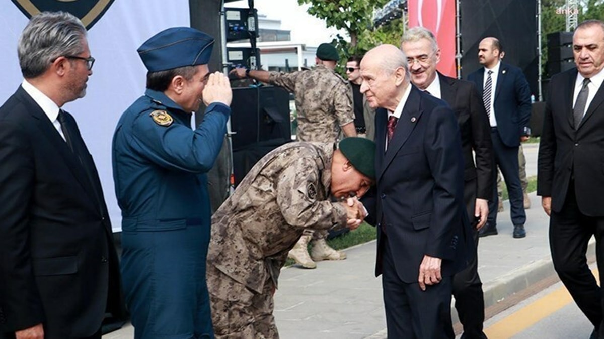 Emniyet Müdürü Bahçeli'nin elini öptü, Erdoğan'ın sözleri gündem oldu