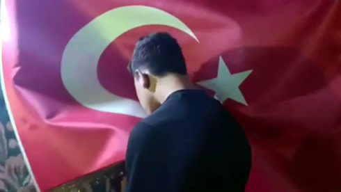 Türk bayrağına saldırmıştı: Bayrağı öpüp özür diledi