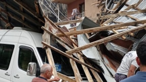Fırtına 31 evin çatısını uçurdu