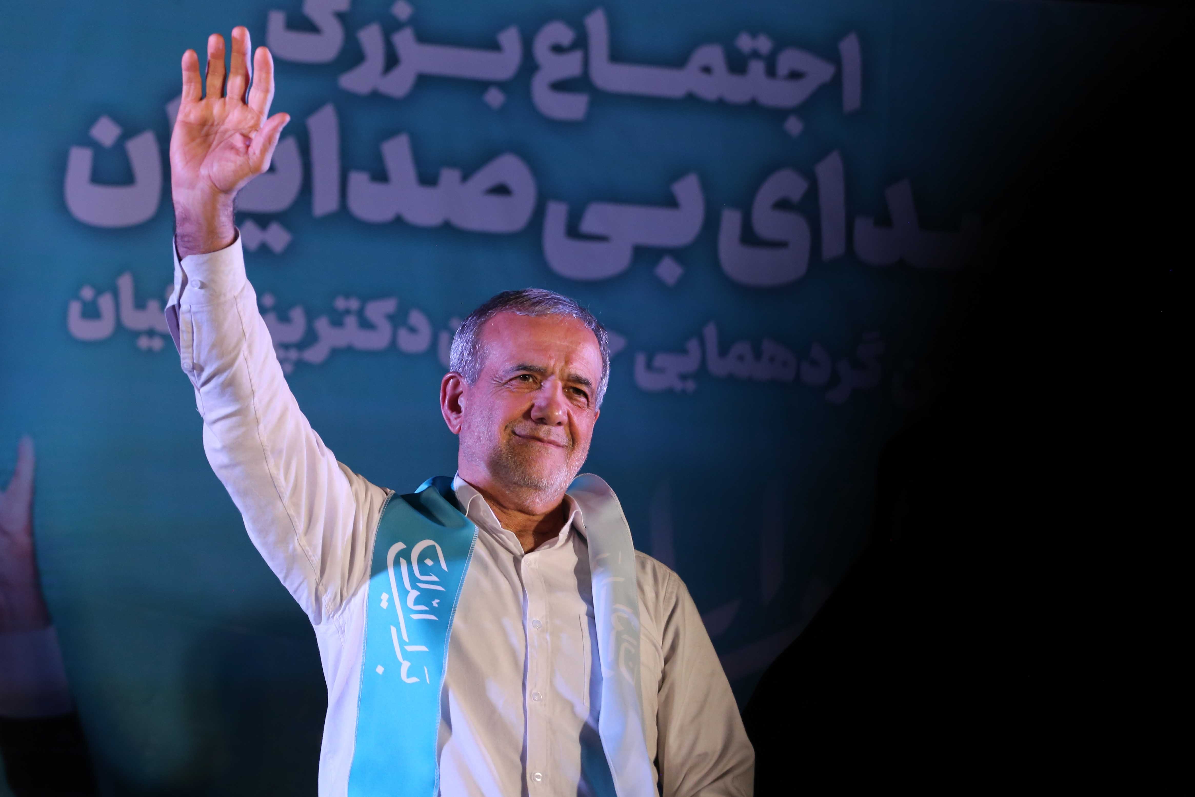 Pezeşkiyan, mazbatasını alarak resmen göreve başladı