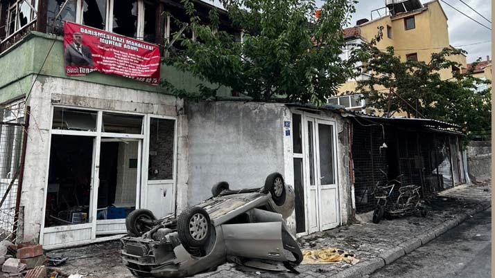 Kayseri'de 'taciz' gerginliği! Araçları ters çevirip, iş yerlerini ateşe verdiler
