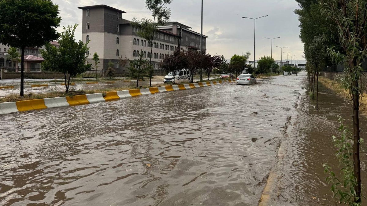 Ağrı'da sağanak: Yollar göle döndü