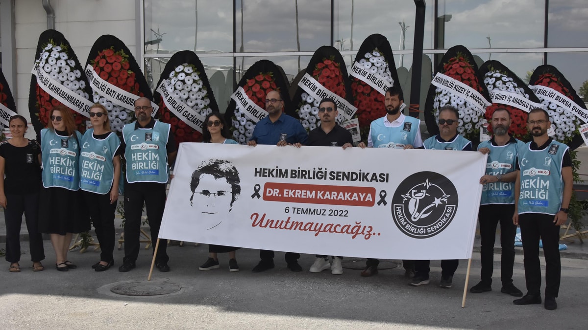 Görev yaptığı hastanede öldürülen Dr. Ekrem Karakaya anıldı