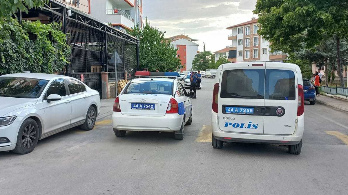 Malatya'da komşuların bıçaklı kavgası: Oğlu öldü, baba yaralı