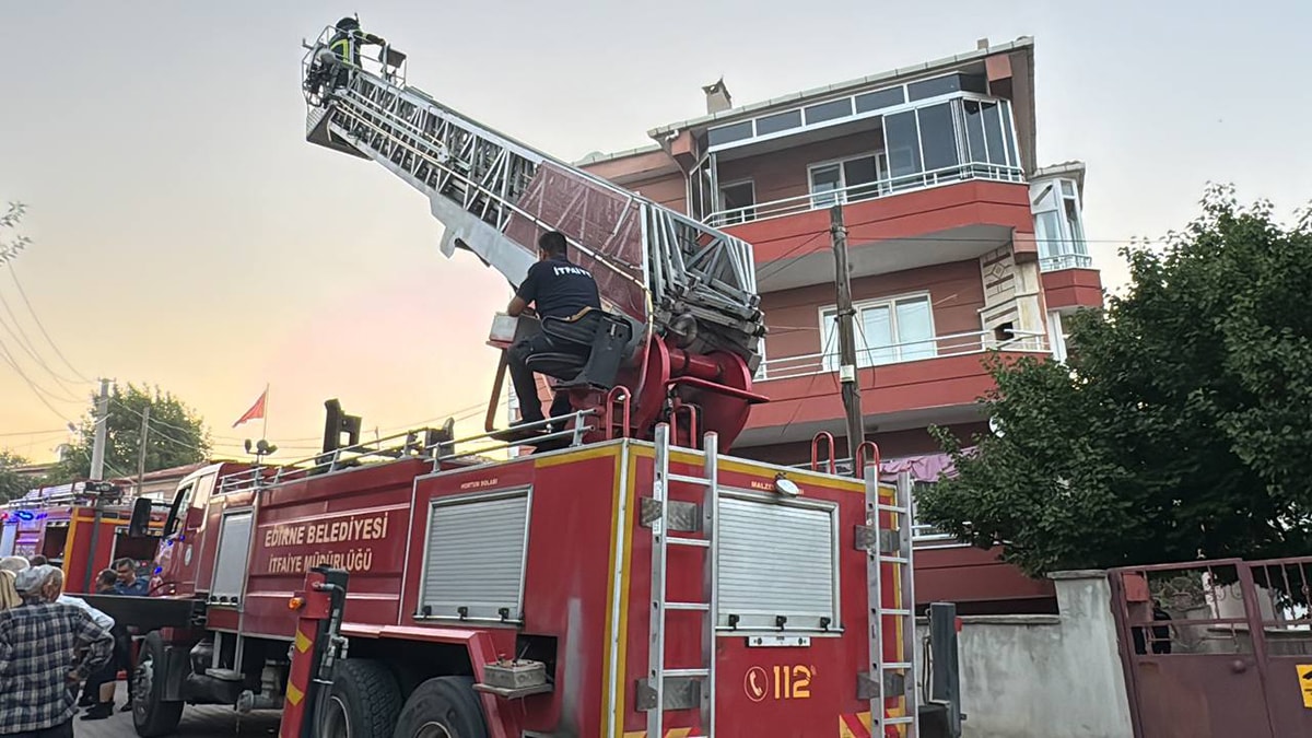 3 katlı binada yangın: 3 kişi mahsur kaldı