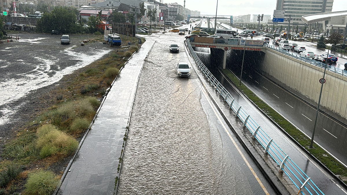 Kenti sağanak vurdu, araçlar yolda kaldı