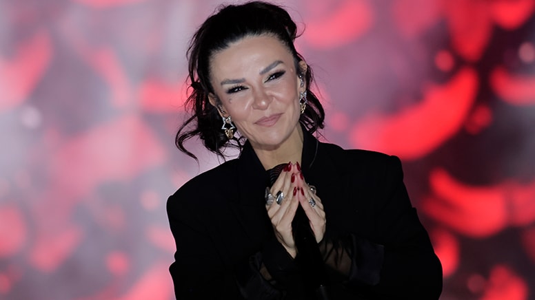 Fatma Turgut, Van Kültür Yolu Festivali'nde öğrencilere kep attırdı