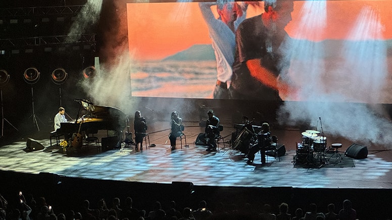 Evgeny Grinko, Harbiye'de 'Uzun İnce Bir Yoldayım'ı çaldı