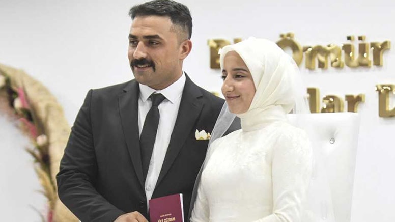 Deprem enkazından mutluluğa atılan imza...