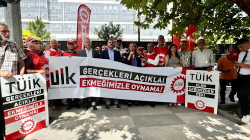 DİSK, TÜİK önünde protesto yaptı