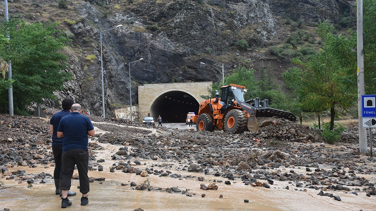 Gümüşhane'yi sağanak vurdu
