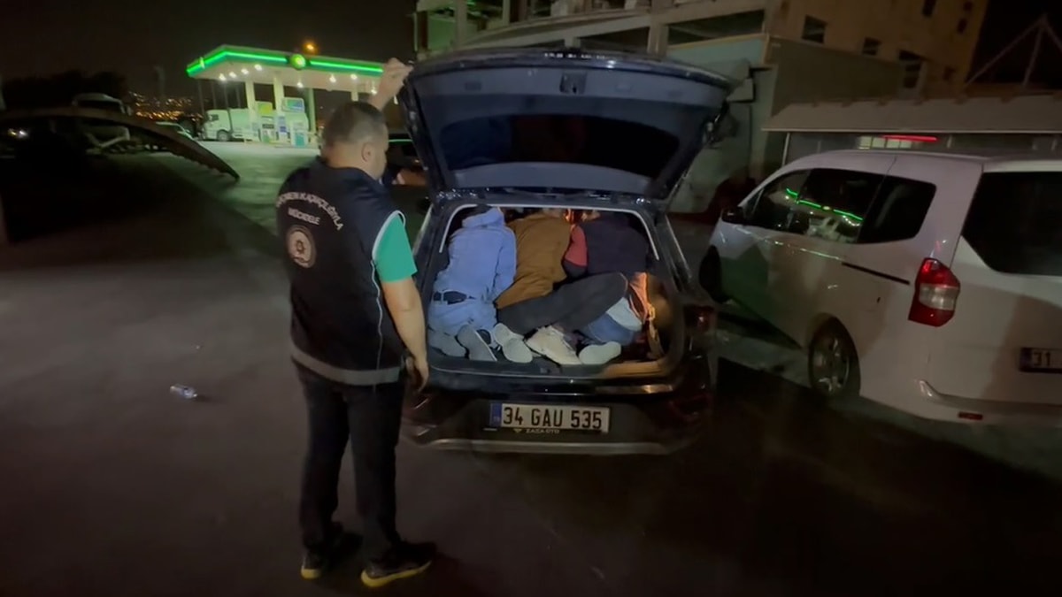 Hatay'da durdurulan araçtan 8 göçmen çıktı
