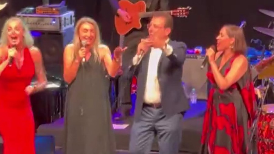 İmamoğlu çifti Pink Martini konserinde 'Aşkın Bahardı'yı söyledi