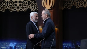 İran'da cumhurbaşkanı adayları sarılarak tartışmayı sonlandırdı