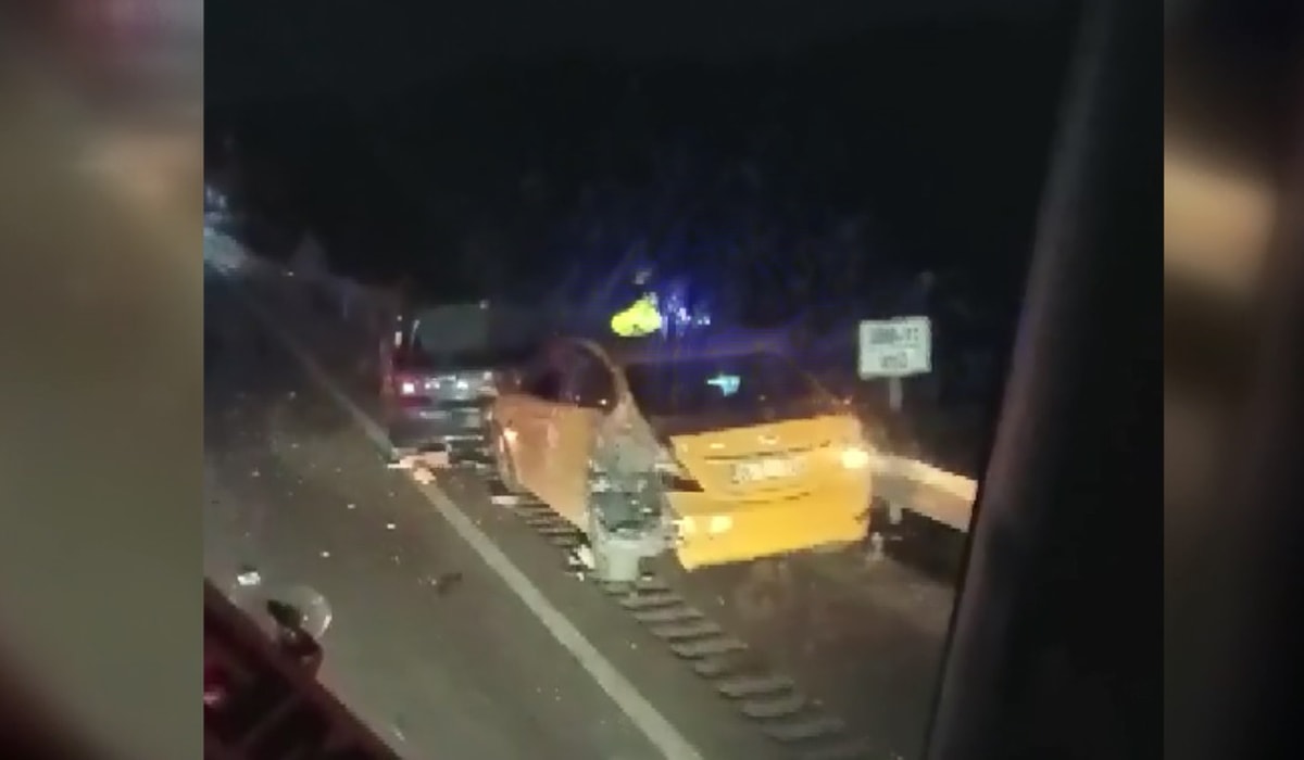 Kaza yapan kamyon tren rayına düştü