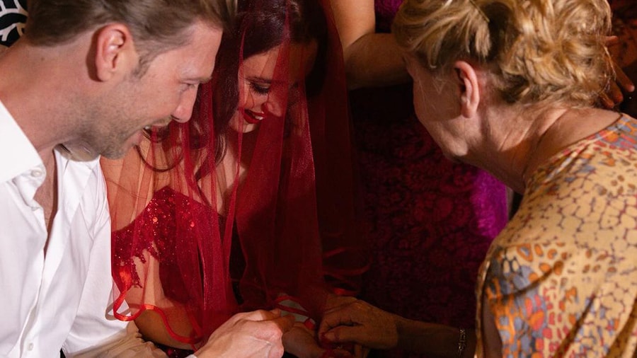 Karsu kına gecesi yaptı: Hollandalı kayınvalidem bana Atatürk altını verdi