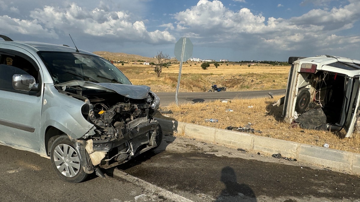 Aynı kavşakta iki kaza: 8 yaralı