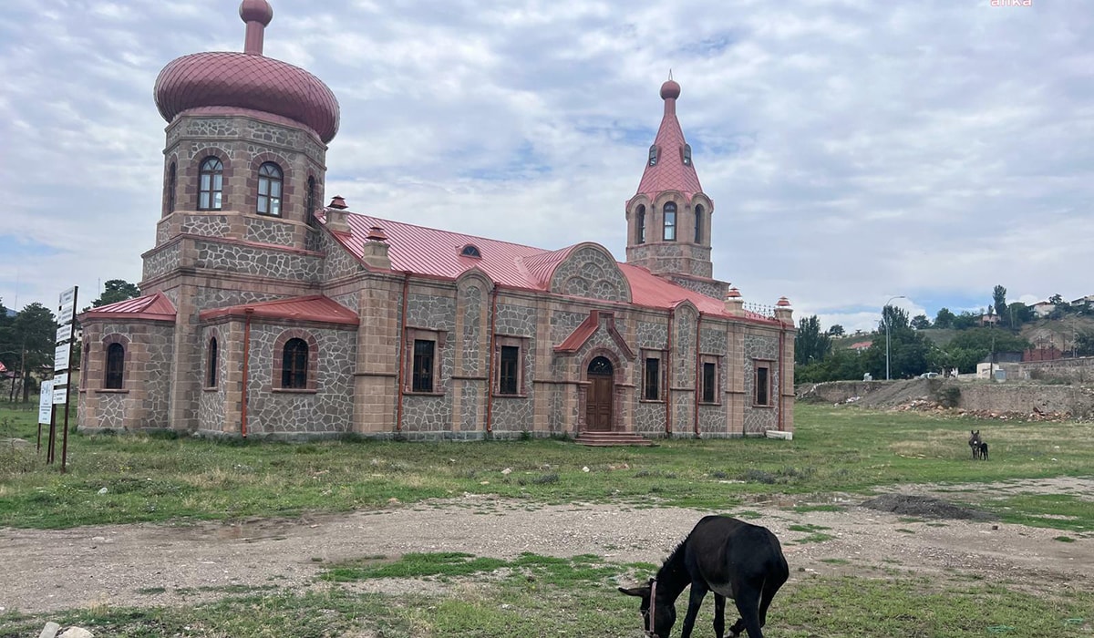Tarihi kilisede tepki çeken görüntü