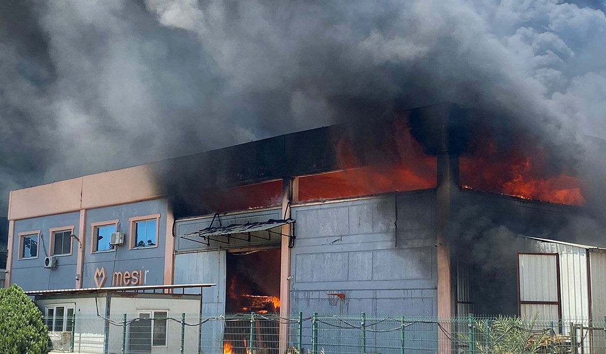 Plastik fabrikasında yangın