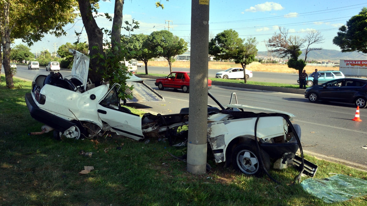 Feci kazada araç ikiye bölündü