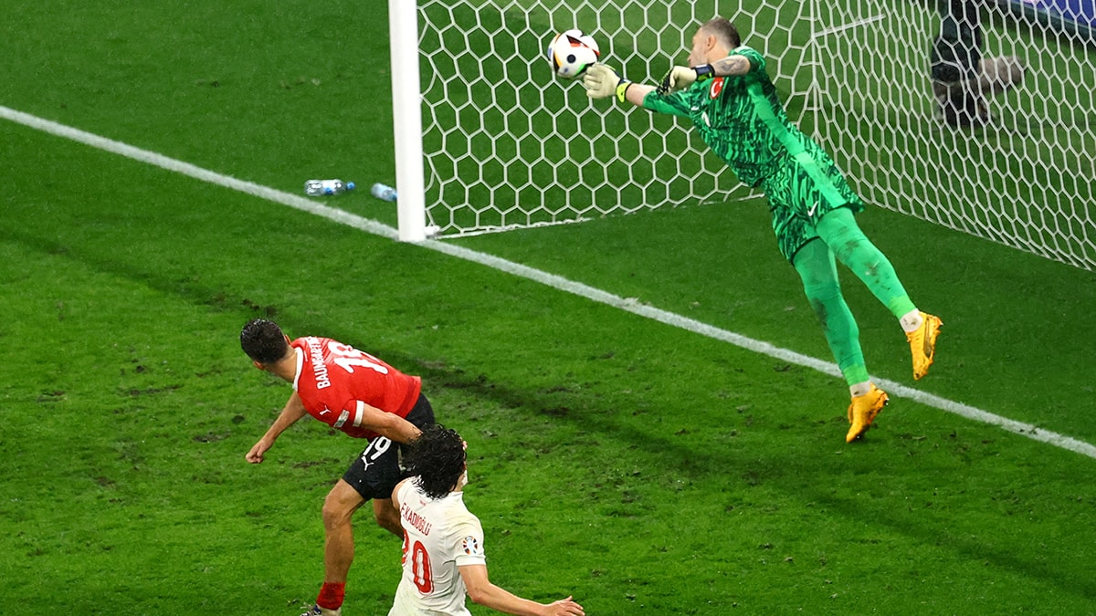 Mert Günok 90+5'te Türkiye'yi ipten aldı