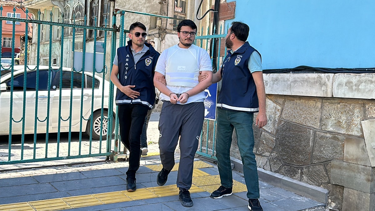 Annesi ve üvey babasını öldürmüştü: Tutuklandı