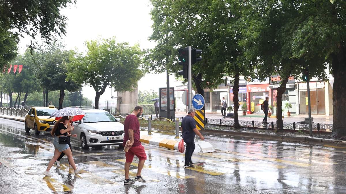 Meteoroloji'den art arda uyarı: Kuvvetli yağış, rüzgar, toz taşınımı...