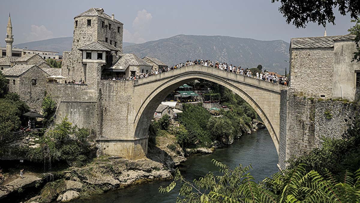 Neretva Nehri incisi: Mostar Köprüsü